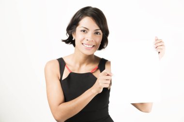 Boş bir sayfa tutan güzel genç kadın. Senin metin için yer. Beyaz izole.