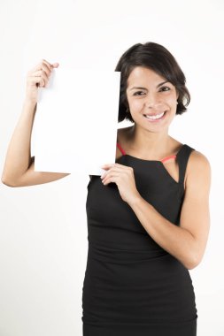 Boş bir sayfa tutan güzel genç kadın. Senin metin için yer. Beyaz izole.