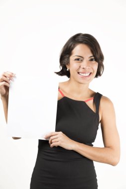 Boş bir sayfa tutan güzel genç kadın. Senin metin için yer. Beyaz izole.