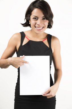 Boş bir sayfa tutan güzel genç kadın. Senin metin için yer. Beyaz izole.