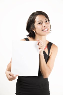 Boş bir sayfa tutan güzel genç kadın. Senin metin için yer. Beyaz izole.