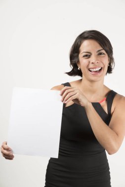 Boş bir sayfa tutan güzel genç kadın. Senin metin için yer. Beyaz izole.