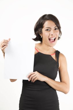 Boş bir sayfa tutan güzel genç kadın. Senin metin için yer. Beyaz izole.