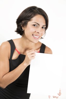 Boş bir sayfa tutan güzel genç kadın. Senin metin için yer. Beyaz izole.