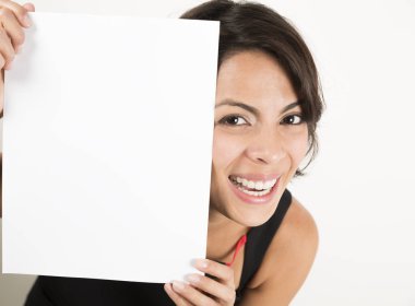 Boş bir sayfa tutan güzel genç kadın. Senin metin için yer. Beyaz izole.