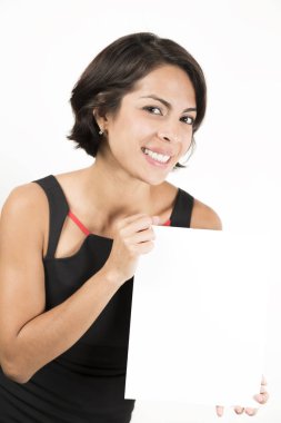 Boş bir sayfa tutan güzel genç kadın. Senin metin için yer. Beyaz izole.