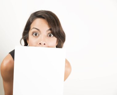 Boş bir sayfa tutan güzel genç kadın. Senin metin için yer. Beyaz izole.