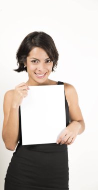 Boş bir sayfa tutan güzel genç kadın. Senin metin için yer. Beyaz izole.