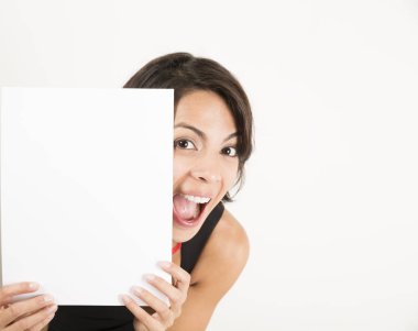 Boş bir sayfa tutan güzel genç kadın. Senin metin için yer. Beyaz izole.