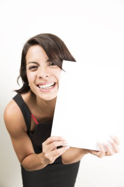 Boş bir sayfa tutan güzel genç kadın. Senin metin için yer. Beyaz izole.