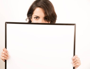 Boş bir sayfa tutan güzel genç kadın. Senin metin için yer. Beyaz izole