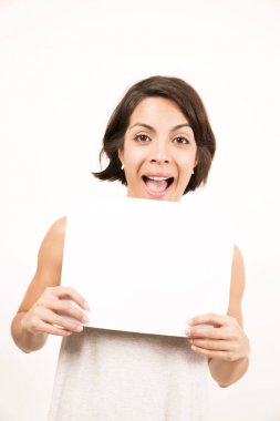 Boş bir sayfa tutan güzel genç kadın. Senin metin için yer. Beyaz izole.