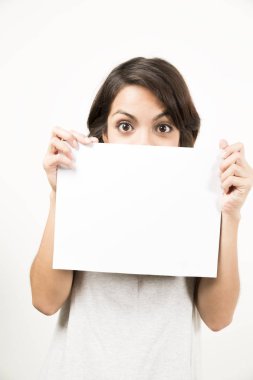 Boş bir sayfa tutan güzel genç kadın. Senin metin için yer. Beyaz izole.