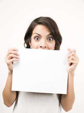 Boş bir sayfa tutan güzel genç kadın. Senin metin için yer. Beyaz izole.