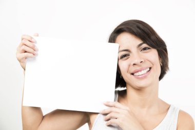 Boş bir sayfa tutan güzel genç kadın. Senin metin için yer. Beyaz izole.