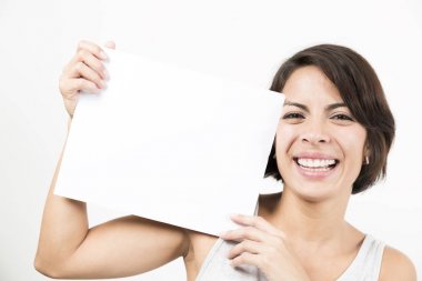 Boş bir sayfa tutan güzel genç kadın. Senin metin için yer. Beyaz izole.