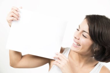 Boş bir sayfa tutan güzel genç kadın. Senin metin için yer. Beyaz izole.