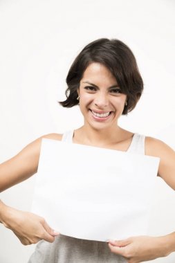 Boş bir sayfa tutan güzel genç kadın. Senin metin için yer. Beyaz izole.