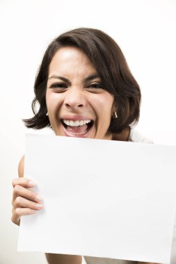 Boş bir sayfa tutan güzel genç kadın. Senin metin için yer. Beyaz izole.