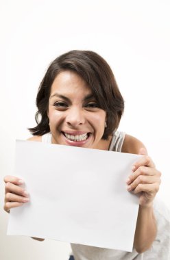 Boş bir sayfa tutan güzel genç kadın. Senin metin için yer. Beyaz izole.