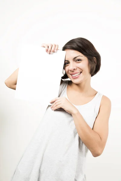 Schöne Junge Frau Mit Einem Leeren Blatt Papier Raum Für — Stockfoto