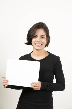 Boş bir sayfa tutan güzel genç kadın. Senin metin için yer. Beyaz izole.