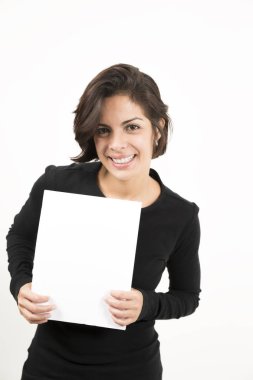 Boş bir sayfa tutan güzel genç kadın. Senin metin için yer. Beyaz izole.