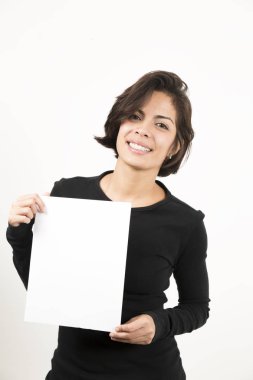 Boş bir sayfa tutan güzel genç kadın. Senin metin için yer. Beyaz izole.