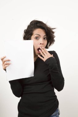 Boş bir sayfa tutan güzel genç kadın. Senin metin için yer. Beyaz izole.