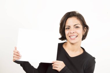 Boş bir sayfa tutan güzel genç kadın. Senin metin için yer. Beyaz izole.