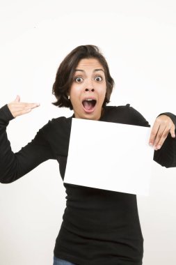 Boş bir sayfa tutan güzel genç kadın. Senin metin için yer. Beyaz izole.