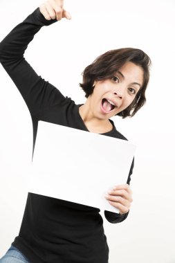 Boş bir sayfa tutan güzel genç kadın. Senin metin için yer. Beyaz izole.