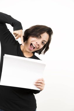 Boş bir sayfa tutan güzel genç kadın. Senin metin için yer. Beyaz izole.