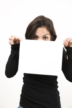 Boş bir sayfa tutan güzel genç kadın. Senin metin için yer. Beyaz izole.