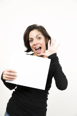 Boş bir sayfa tutan güzel genç kadın. Senin metin için yer. Beyaz izole.