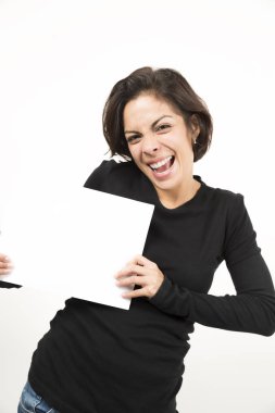 Boş bir sayfa tutan güzel genç kadın. Senin metin için yer. Beyaz izole.