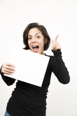 Boş bir sayfa tutan güzel genç kadın. Senin metin için yer. Beyaz izole.