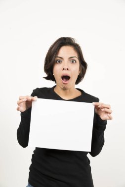 Boş bir sayfa tutan güzel genç kadın. Senin metin için yer. Beyaz izole.