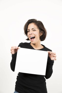 Boş bir sayfa tutan güzel genç kadın. Senin metin için yer. Beyaz izole.