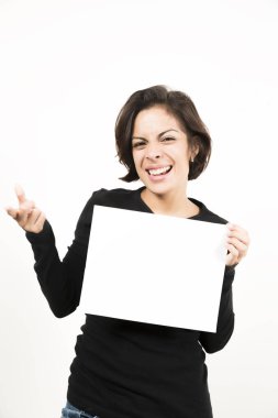 Boş bir sayfa tutan güzel genç kadın. Senin metin için yer. Beyaz izole.