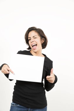 Boş bir sayfa tutan güzel genç kadın. Senin metin için yer. Beyaz izole.