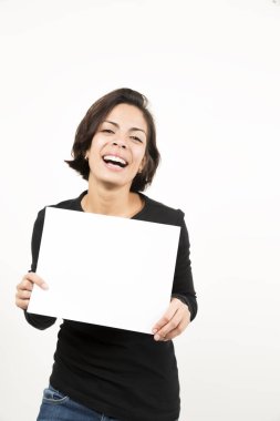 Boş bir sayfa tutan güzel genç kadın. Senin metin için yer. Beyaz izole.