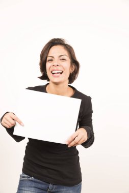 Boş bir sayfa tutan güzel genç kadın. Senin metin için yer. Beyaz izole.