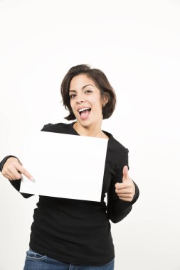 Boş bir sayfa tutan güzel genç kadın. Senin metin için yer. Beyaz izole.