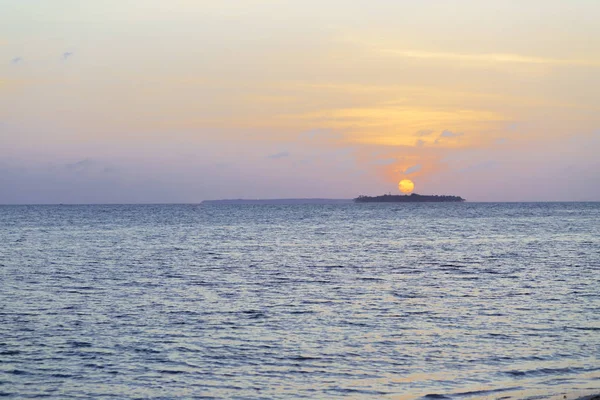 Pôr Sol Sobre Ilha Com Céu Bonito — Fotografia de Stock