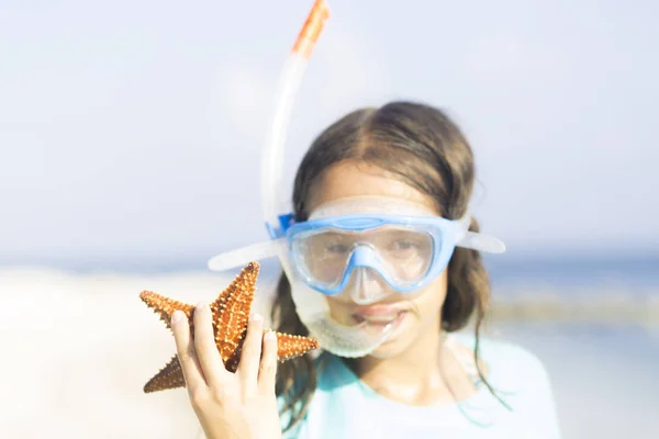 Chica feliz con hermosa estrella de mar — Foto de Stock