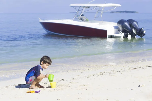 Happy boy playing on the beach — Stock Photo, Image