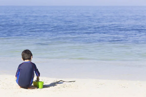 Щасливий хлопчик грає на пляжі — стокове фото