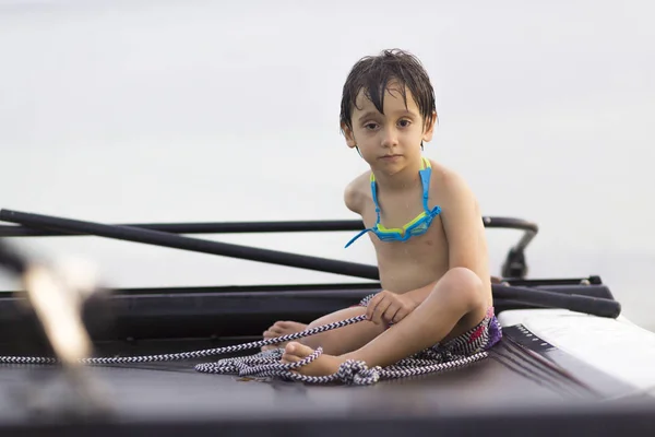 Gelukkige Jongen Genieten Van Catamaran Prachtige Zonsondergang — Stockfoto