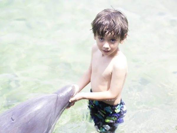 Vacation Lifestyle -Happy Boy hugging a dolphin — Stock Photo, Image